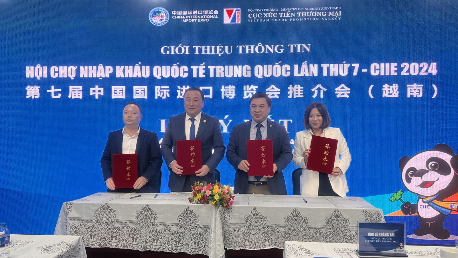 Lễ kí kết tham gia Hội chợ CIIE 2024 giữa Cục Xúc tiến thương mại và Cục Hội chợ Nhập khẩu Quốc tế Trung Quốc